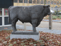 901996 Afbeelding van het bronzen beeldhouwwerk 'Stier' van de Utrechtse beeldhouwer Pieter d'Hont uit 1987, bij de ...